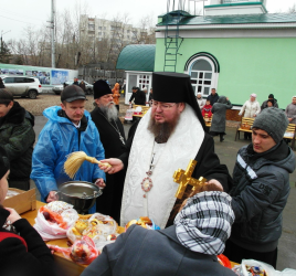 Освящение пасхальной снеди в храме священномученика Мефодия