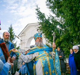 Покрый нас от всякого зла, честным Твоим омофором